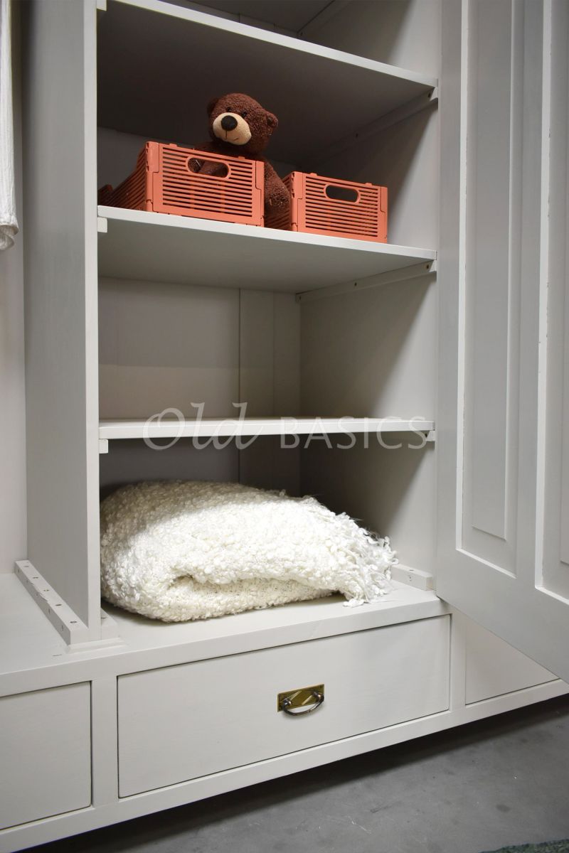 Detail van Linennkast Plage, 3 deuren, RAL7044, grijs, materiaal hout
